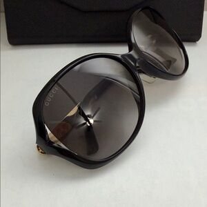 New Gucci Black Sunglasses with Gold Detailing 60/16